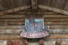 Das Eingangsschild des Saloon