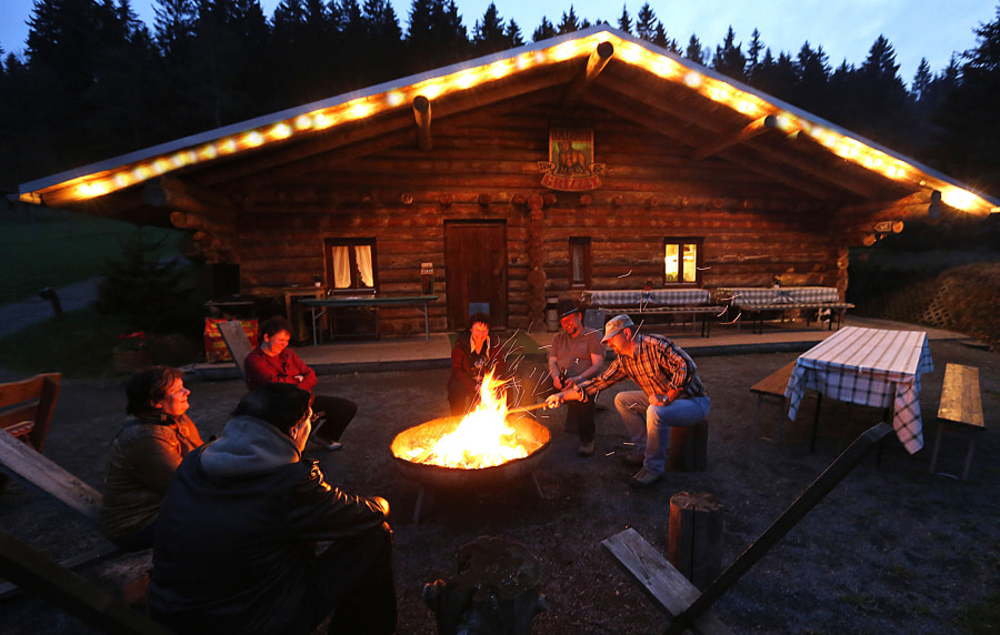 Lagerfeueratmosphäre vor dem Saloon