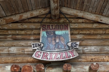 Eingangsschild des Saloon zum Grizzly