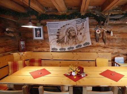 Gemütliche Sitzplätze im Saloon
