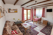 Wohnzimmer mit Sofa und Sitzecke.