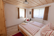 Schlafzimmer mit Doppelbett.