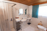 Bad mit Dusche, WC und zwei Waschbecken